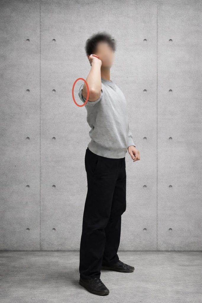 テイクバックを肩口に引いてきた私