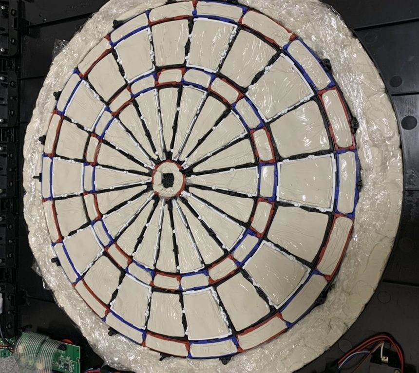 ダーツライブ200Sにパテを埋め込んだ画像